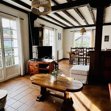 Holiday home Maison T4 A Cambo-les-bains: 5 Couchages, Jardin Arbore, Balcon, Cheminee, Animaux Acceptes, Wi-fi Fibre - Fr-1-495-114 Cambo-les-Bains